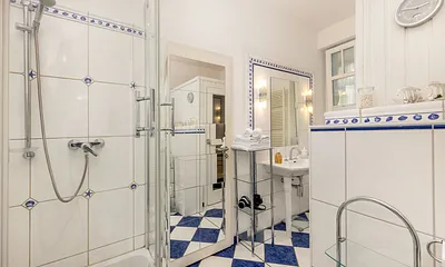 Das schöne Bad mit Dusche, 2 Waschbecken ...