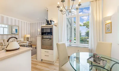 Genießen Sie den schönen seitlichen Seeblick schon beim Frühstück!