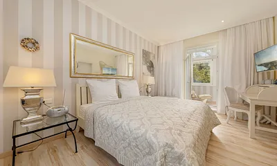 Das Schlafzimmer mit komfortablem Doppelbett (1.80x2m) ...