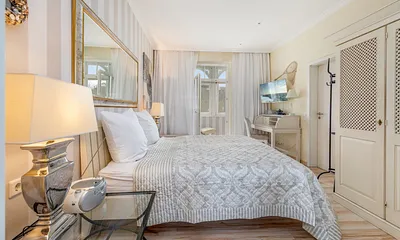 ... TV, Kleiderschrank und Durchgang zum verglasten Balkon.