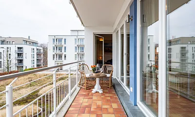 Der große Balkon nach Süden mit Blick in den Garteninnenhof ...
