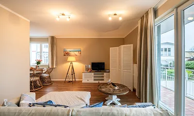 Blick in das großzügig geschnittene Wohnzimmer.