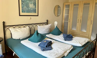 Schlafzimmer mit Verdunkelungsvorhängen für einen geruhsamen Schlaf