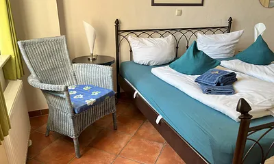 Schlafzimmer - Bei Bedarf stellen wir kostenfrei ein Kinderreisebett