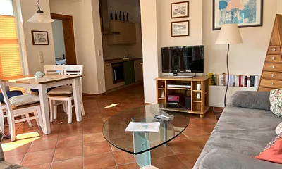 Ausreichend Platz für max. vier Personen im großzügig geschnittenen Wohnzimmer