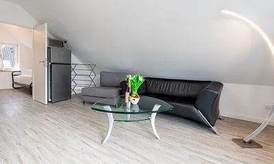 Wohnzimmer mit Küche und Schlafsessel