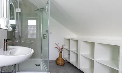 Bad mit Dusche und WC