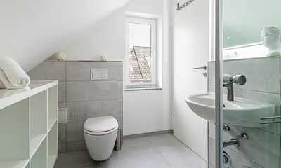 Bad mit Dusche und WC