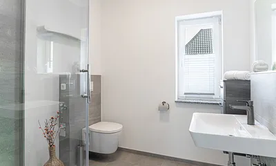 Bad mit Dusche und WC