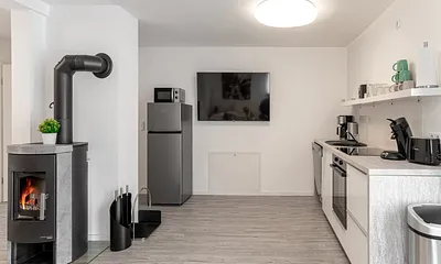 Wohnzimmer mit Küche und Kaminofen