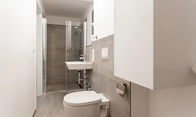 Bad mit Dusche und WC