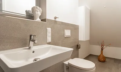 Bad mit Dusche und WC