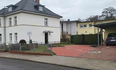 Hausansicht mit Stellplätze