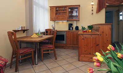 Küchenzeile mit Esstisch