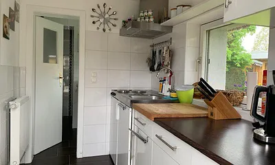 Küchenzeile und Durchgang zum Bad