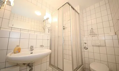 Badezimmer mit Dusche, WC und Fön 
