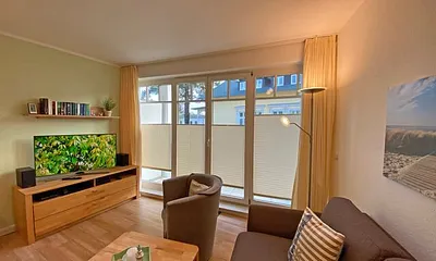 Wohnzimmer mit hochwertiger Schlafcouch (Faltbett mit Lattenrost 1,30 m x 2,00 m für 3./4. Person), LCD-TV, Blu Ray Player, Stereoanlage