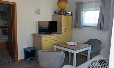 Wohnzimmer mit Fernseher