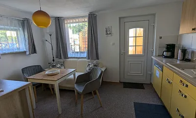 Wohnzimmer mit Küchenzeile 