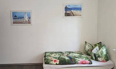Couch ausgeklappt Schlafzimmer für weitere Gäste 