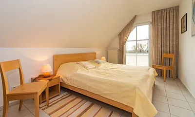 Doppelbett im großen Schlafzimmer