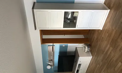 Wohnzimmer und Blick zum Schlafzimmer