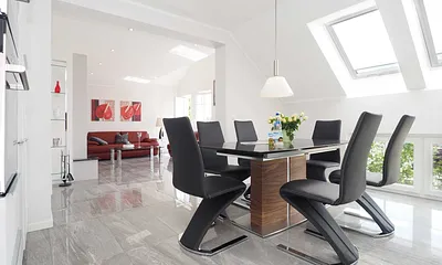 offene Küche mit Esstisch