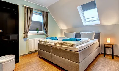 1. Schlafzimmer mit Boxspringbett