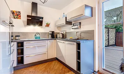 Küche mit angrenzender Terrasse