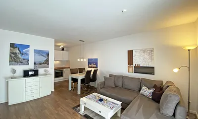 Wohnzimmer mit Couch und Esstisch