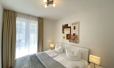 Schlafzimmer mit Doppelbett