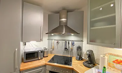 separate Küche mit Spülmaschine, Kühlschrank mit Eisfach, Mikrowelle, Ceranfeld mit Backofen, Wasserkocher, Kaffeemaschine, Senseo Padmaschine, Toaster und diversen Küchenutensilien