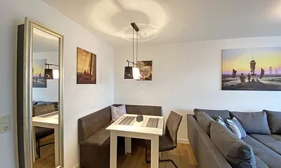 Essbereich mit Sitzbank und bequemen Stühlen