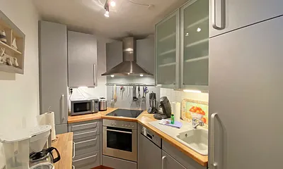 separate Küche mit Spülmaschine, Kühlschrank mit Eisfach, Mikrowelle, Ceranfeld mit Backofen, Wasserkocher, Kaffeemaschine, Senseo Padmaschine, Toaster und diversen Küchenutensilien