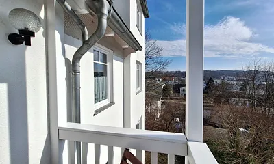 Blick entlang der Wohnung aufs Dorf