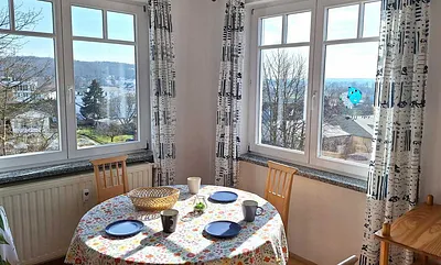 Esstisch und Blick über das Ostseebad Sellin