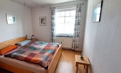 Schlafzimmer mit Doppelbett - Blick zum Fenster