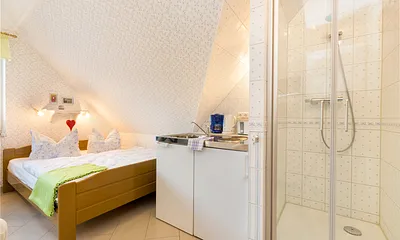 Die Dusche befindet sich im Zimmer.