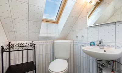 Das kleine Bad mit Waschbecken und WC.