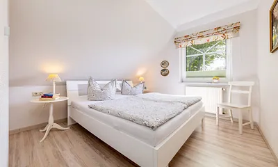 Das Schlafzimmer mit Doppelbett ...