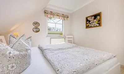 ... Kleiderschrank und Verdunkelungsplissee am Fenster.