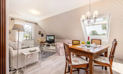 Das Wohnzimmer mit Eßbereich.