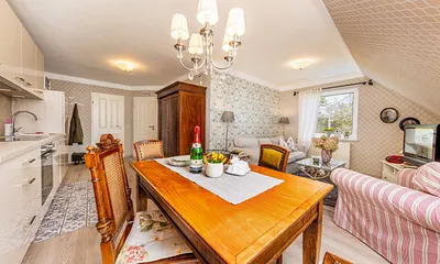 Das Wohnzimmer mit Küchenzeile und Eßbereich.