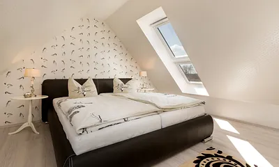 Die Fenster können mit Rollos komplett verdunkelt werden.