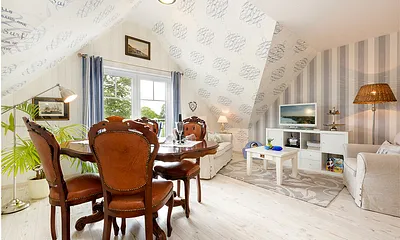 Vom großen Wohnzimmer treten Sie auf den 18m² großen möblierten Südbalkon.