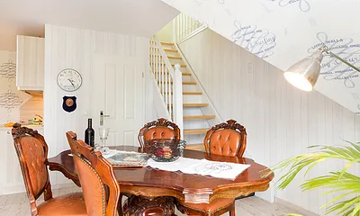 In der Bildmitte sehen Sie die Tür zum Bad. Die Treppe führt zu den Schlafzimmern.