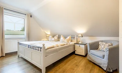 Das Elternzimmer im 1.OG mit Verdunkelungsgardinen ...