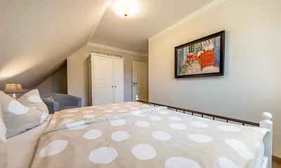 ... Doppelbett und Kleiderschrank.