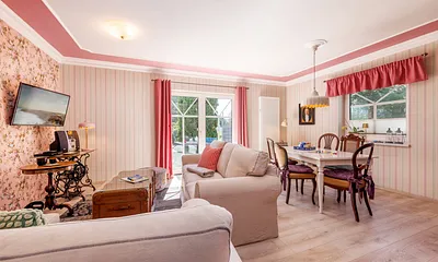 Machen Sie es sich gemütlich im großen Wohnzimmer mit 2 Sofas und komfortablem Eßplatz!