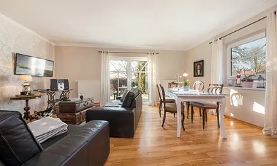 Das Wohnzimmer mit TV und HiFi-Anlage.